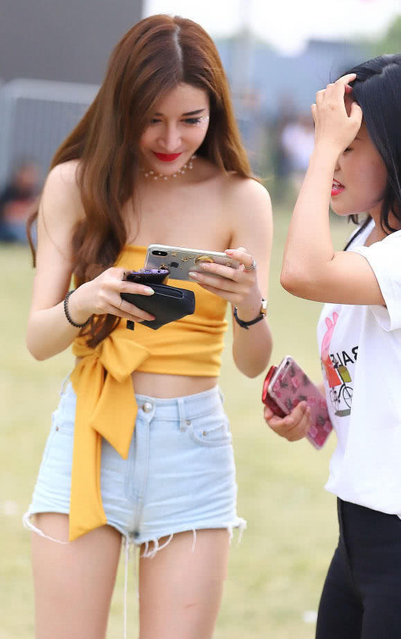 熟女少妇穿黄色裹胸搭配热裤展示丰腴身材