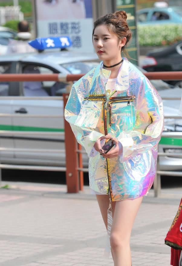 『漂亮』漂亮小姐姐穿“玻璃纸衣”，全身发亮比七色彩虹还美，是炫酷的崽没有错了