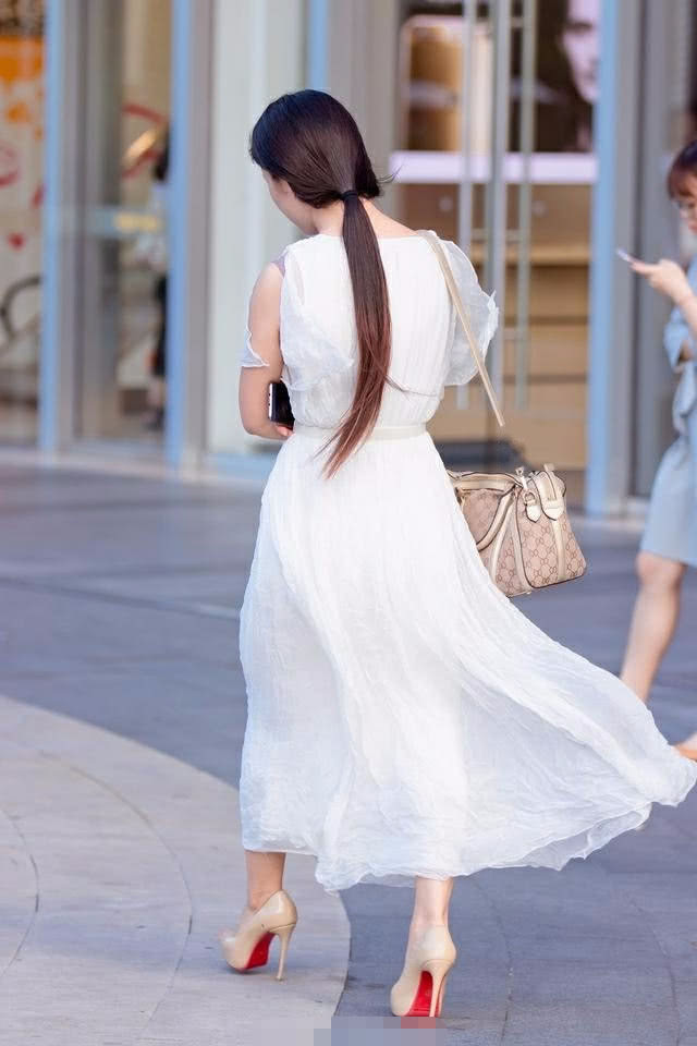 难道夏天只有紧身裤才能显露出好身材么，这样一件雪纺连衣裙大秀