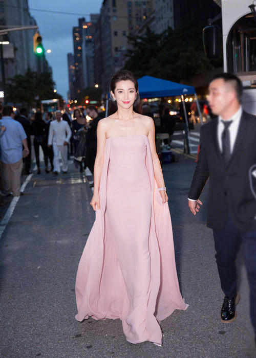 品牌50周年纽约时装秀,孙菲菲、李冰冰台上台下助阵,美艳绝伦!