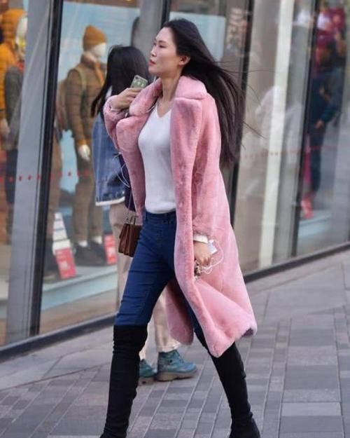  『气质』美女时尚街拍：丹唇外朗的美女，一件条纹上衣配黑色短裤，时尚休闲气质