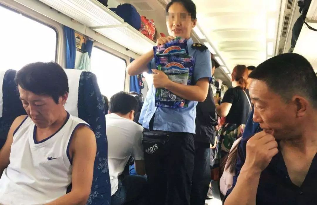 火车上“卖货”的人是哪儿来的?乘务员道出实情,乘客很反感!