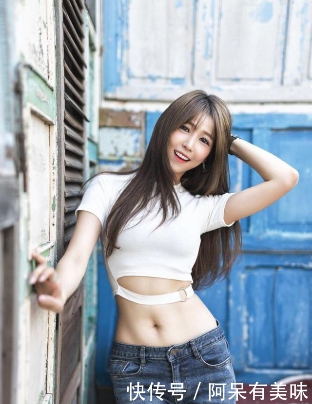 『美女』街拍美女牛仔裤营造浪漫唯美的魅力,更显优雅大方的气质