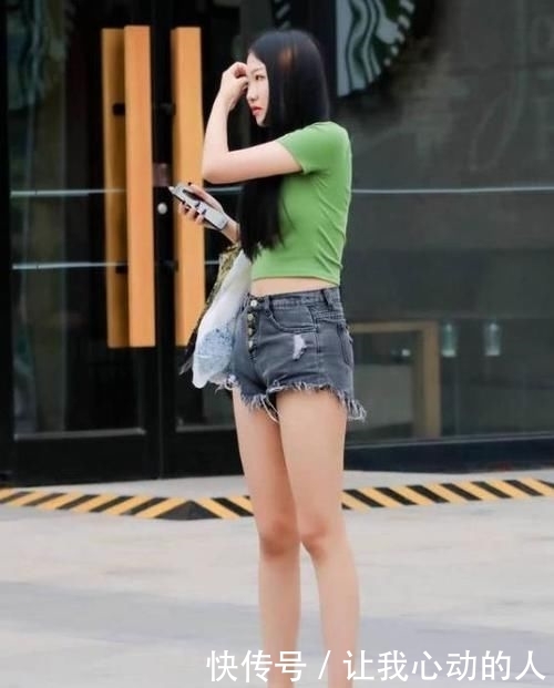  『丰标不凡』街拍：丰标不凡的小姐姐，一件黑色吊带配黑色短裤，时尚魅力风采