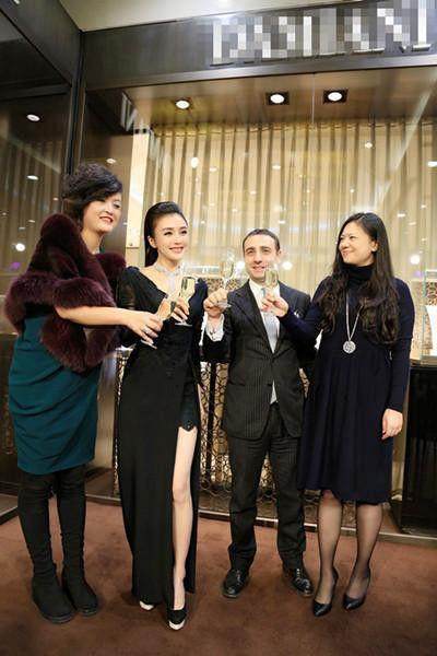 37岁秦岚真敢穿, 裙子开衩到腰, 网友: 蕾丝底裤太抢镜了