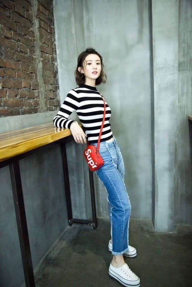 别看赵丽颖显娇小,穿一袭薄纱长裙女人味十足,气质就是不一般!