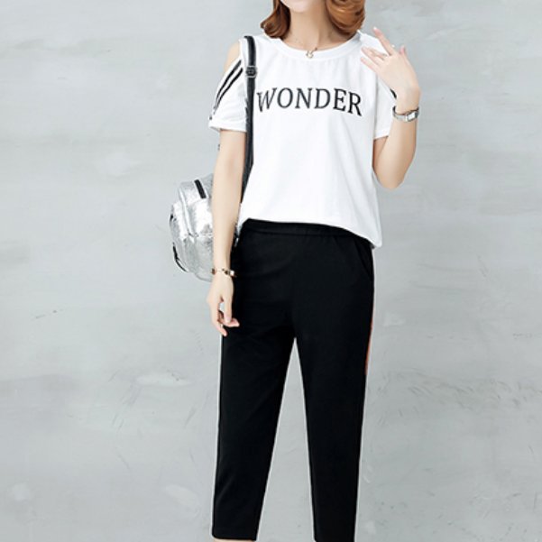 气质小姐姐穿薄款紧身裤，直筒穿没区别，男人见了更喜欢