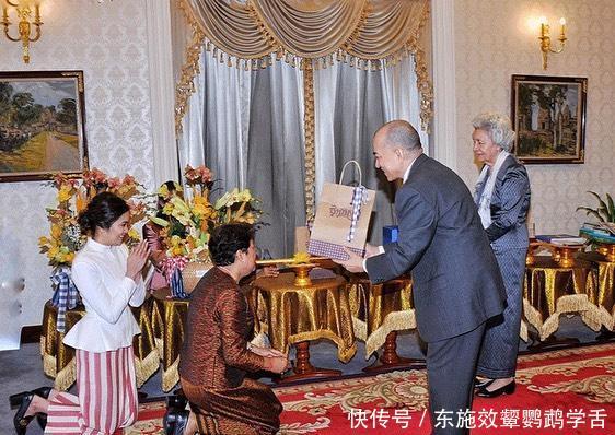 『气质』83岁柬埔寨太后气质真绝!裹身裙配水墨围巾太高贵,优雅了一辈子!