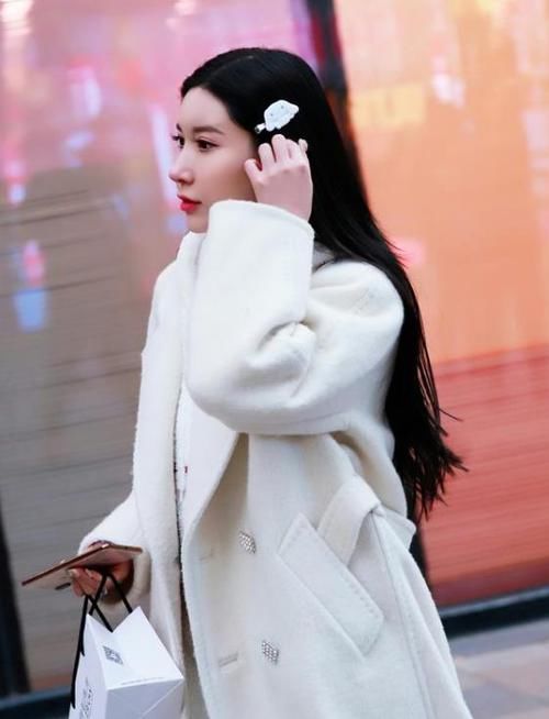 「风范」街拍:倾城倾国的美女,一件白色的长款外套,时尚女神风范