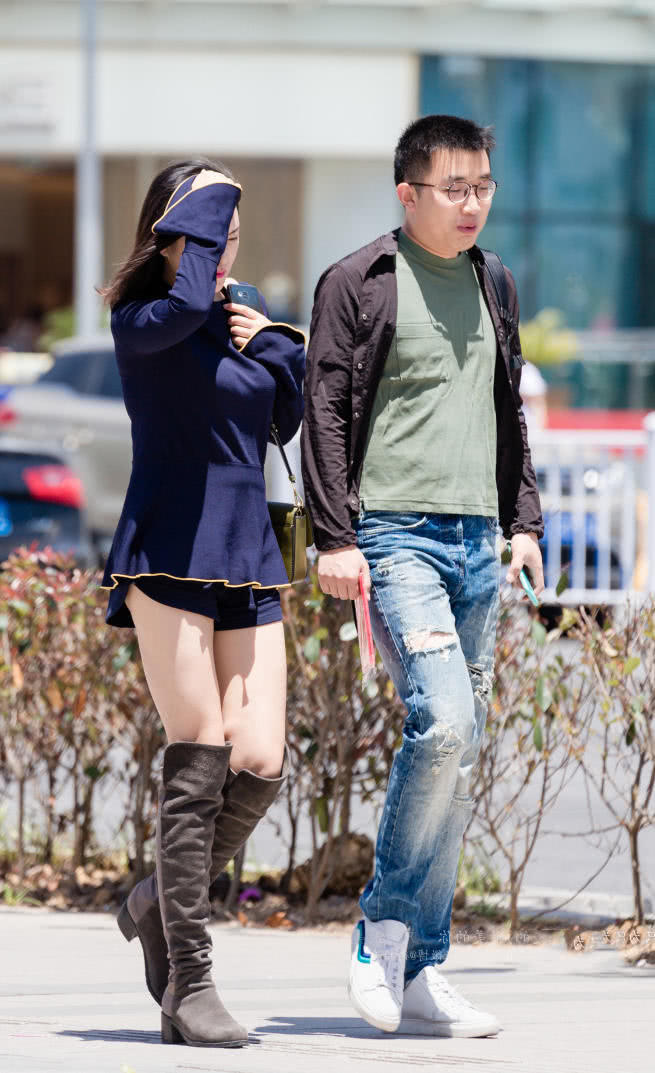 青春妩媚的小姐姐，一头齐肩发尽显成熟女生的轻舞风扬的感觉