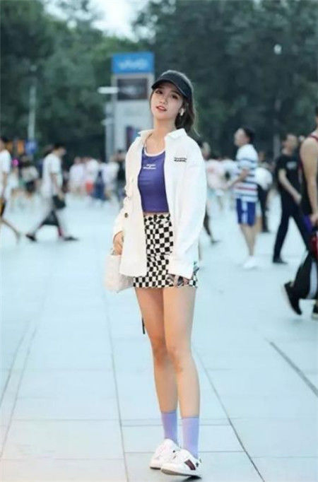  气质|街拍：气质美女，身材高挑曼妙，精致的妆容尽显女王范