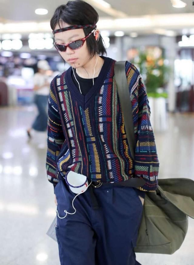 窦靖童简直了，又在裤腰带上挂茶杯，网友：这时尚看不懂