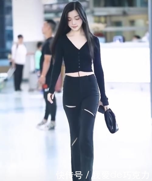 气质■个性时尚的代表,红色上衣搭配短裤,彰显东方女性成熟气质美