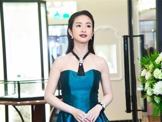 林依晨穿抹胸裙好优雅，可妆容却放飞自我，中毒色口红赶上那英!