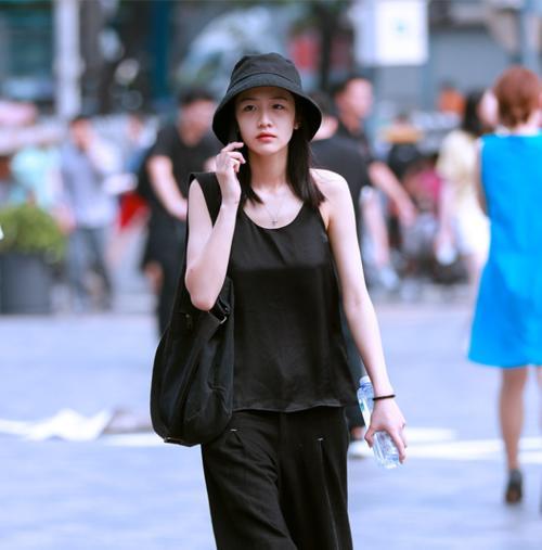 饱满又精致的包臀裙小姐姐秀出别具一格的美丽，彰显洒脱姿态！