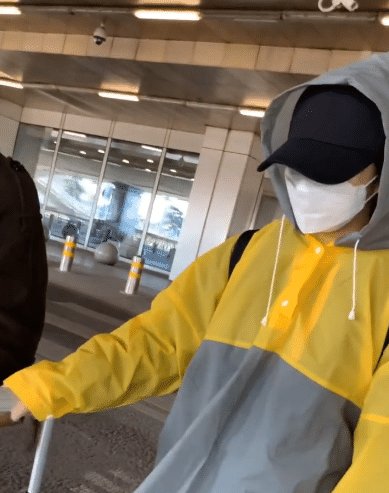 夸张@谭松韵复工, 本以为穿雨衣够夸张了, 看到手, 才知她防护做的多认真