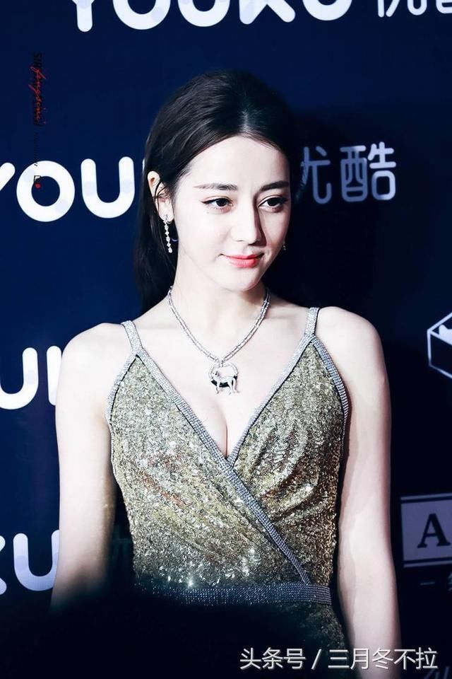 奚梦瑶的亮片裙遭遇迪丽热巴的亮片裙，网友:到底是超模啊，牛