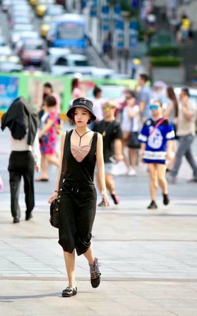 街拍：俊美有女人味的小姐姐，穿着大胆性感时尚很优秀！