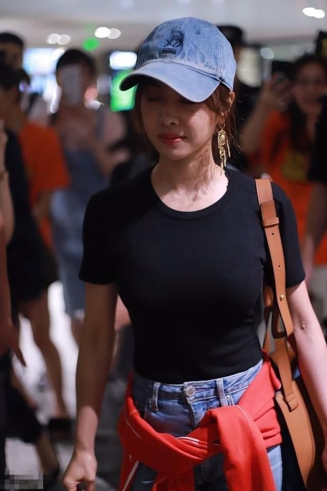蔡依林T恤牛仔简约出街？那是你没看到她转身后的“大尺度”！