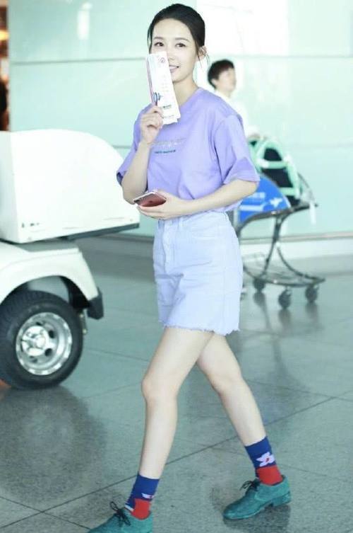 谁教李沁这么穿的？硬把170大长腿穿成150小短腿，不忍直视