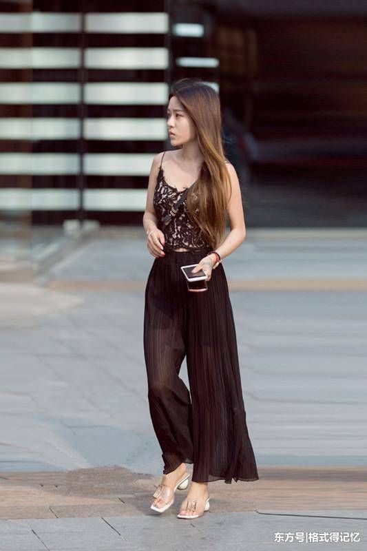 夏季穿透明薄纱衣的美女，不但轻盈凉爽，而且吸人眼球!