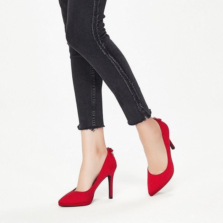 性感高跟鞋显女王气场，小尖头点缀穿出名媛的风情