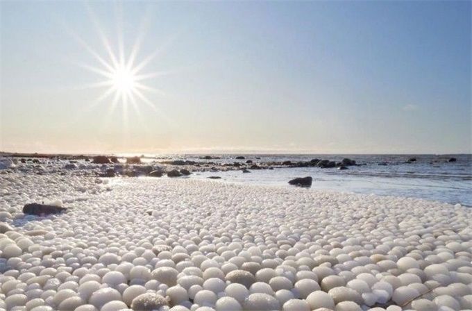 奇观!芬兰发现稀有冰蛋 雪白晶莹铺满30米长海岸线