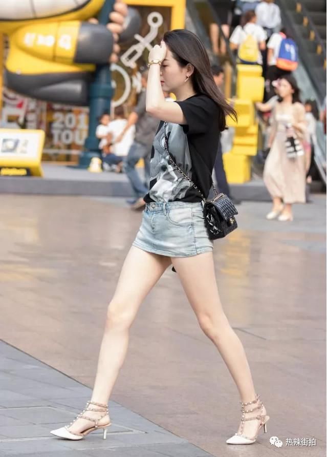 街拍:妹子的筷子腿又白又长，简直黄金比例