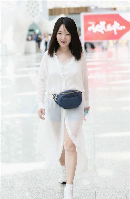 47岁杨钰莹裙子似仙女，腰包可以去卖菜了！