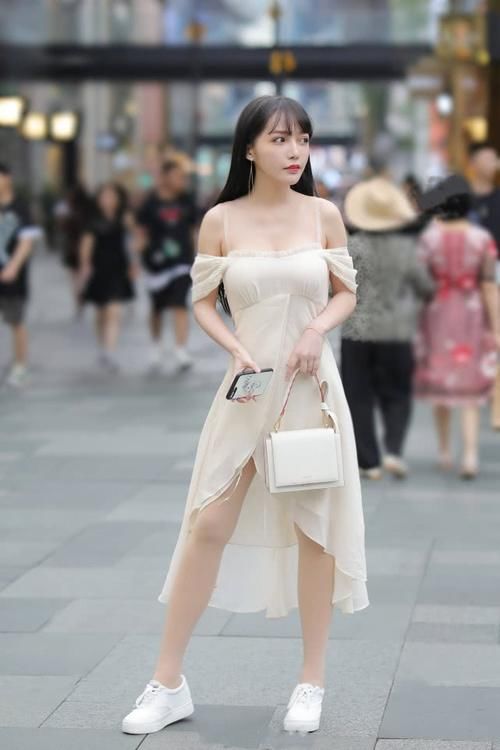  吊带长|精致街拍小姐姐，五官姣好似芭比，身材纤细似超模
