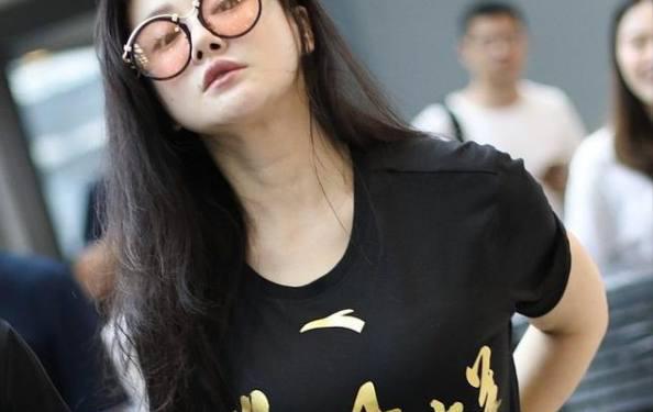 她的上围夸张到爆炸，身材好到衣服藏不住，网友：邹市明很幸福！