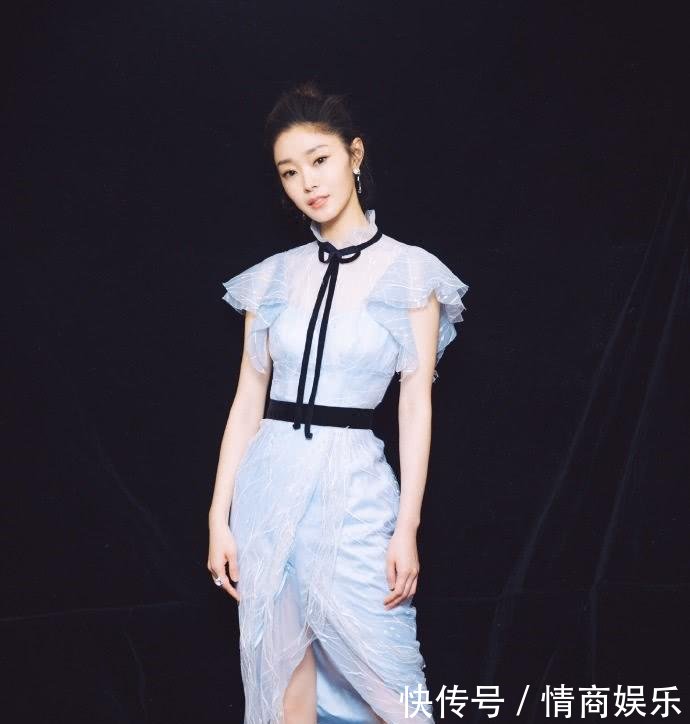 宋轶惊艳了! 深V领直接开到肚脐眼, 网友: 平胸也可以很性感!