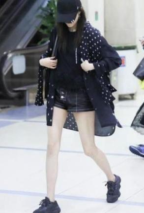 20岁关晓彤秀腿,26岁热巴秀腿,网友:鹿晗眼光果然没毛病!