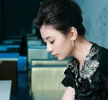  『闺蜜』遭前夫家暴出轨，闺蜜又挖墙脚，如今二婚女星中我看她最幸福