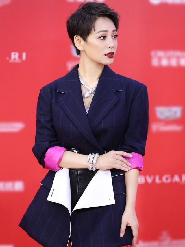 宁静与小陶虹同46岁，一个气场全开，一个却能穿29岁姑娘的裙