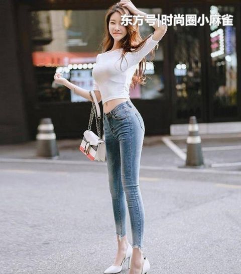  「美女」街拍：时尚靓丽的都市美女，搭配打底裤，魅力十足！