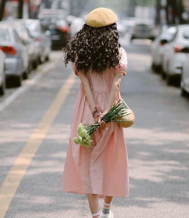  『以把』初夏的裙子一定要有粉色，照着穿，少女感爆棚！