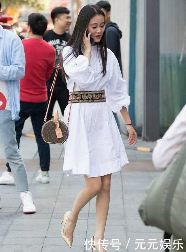 街拍！美女真会穿搭，穿上迷你连衣裙，打造纤纤大长腿几乎无敌！