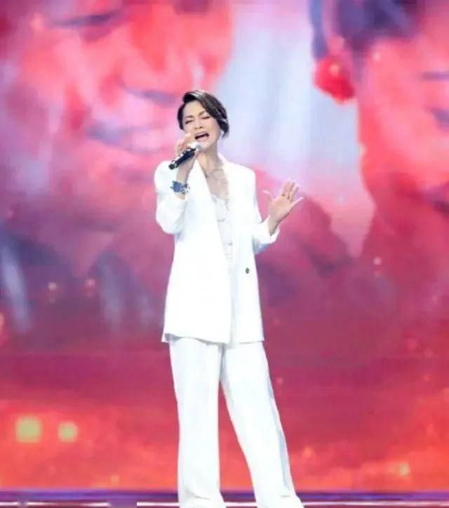  「奶奶」毛阿敏真是个潮奶奶，穿花衬衫还要搭短裤，57岁比年轻人还时髦！