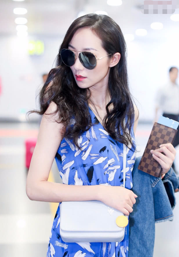 韩雪现身机场，邪魅一笑简直帅炸，没想到女神也能如此霸道总裁！