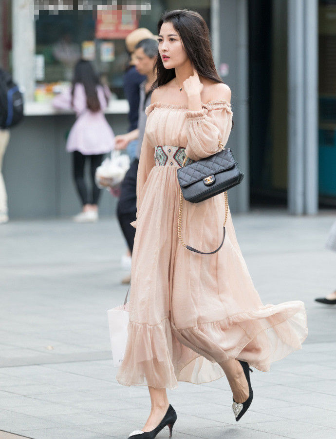 重庆街拍，一字肩高腰长裙搭配尖头高跟鞋，尽显优雅气质