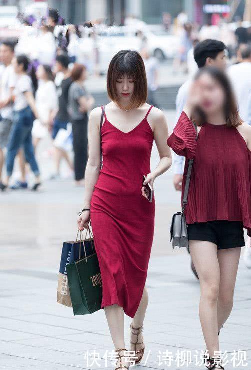 街拍美女：高雅娇美婉约可人，长腿是真的美！