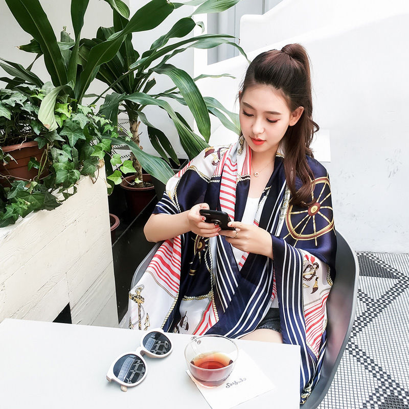 别再穿风衣外套了，今秋流行的是这几款披肩外套，美的我都不想脱