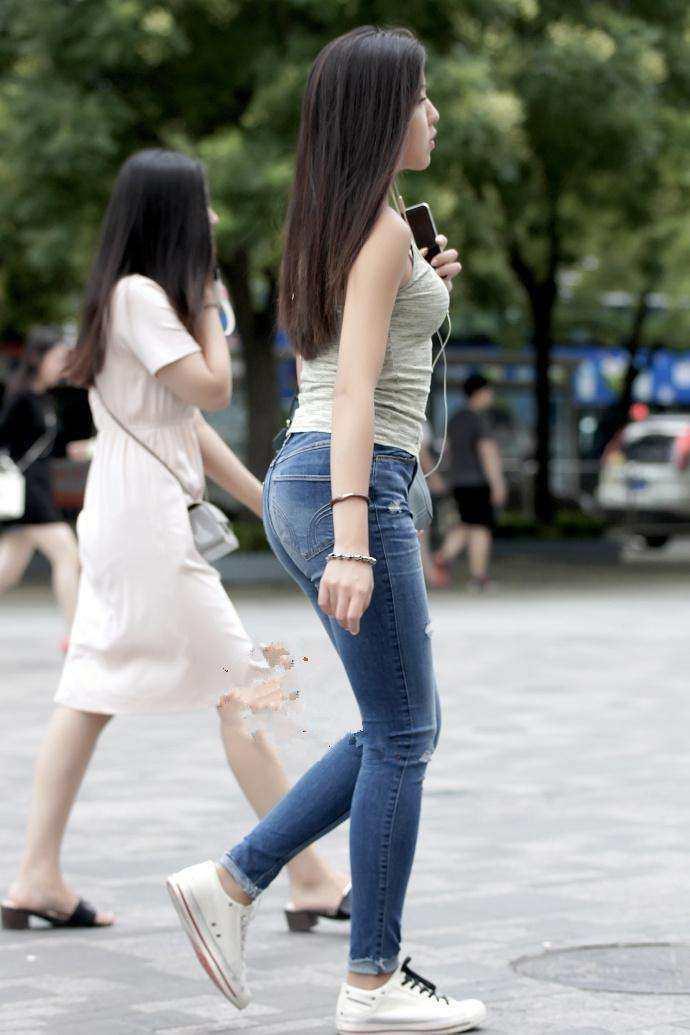 紧身背心能很好的凸显身材 配上牛仔裤就会更加迷人了