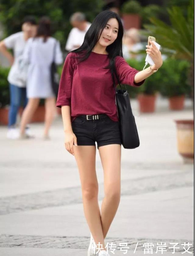  位小姐■街拍：小姐姐长相像明星，走在街上笑容好治愈