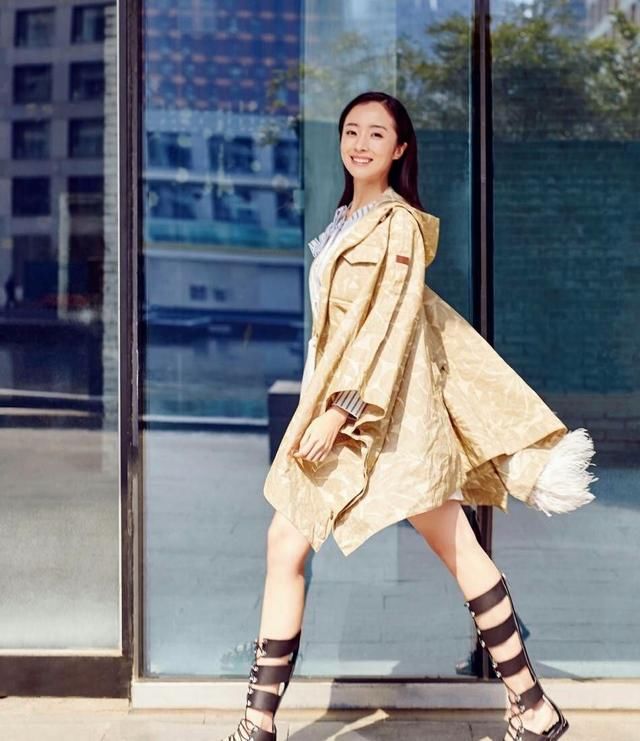 胡冰卿长的没辨识度就算了，穿衣服还踩雷！网友：怪不得火不起来