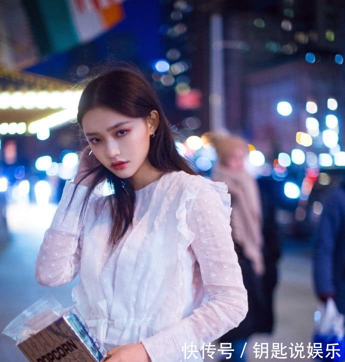 林允穿白色连衣裙现身, 却梳了个中分发型, 连老气感都显现了出来