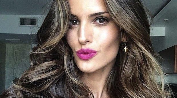 德国门将失落离场，维秘辣模女友透视装微笑臀上阵竟为劲敌加油