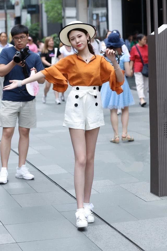 街拍：美丽大方性感的小姐姐，打扮上随性不羁的风格很气场！