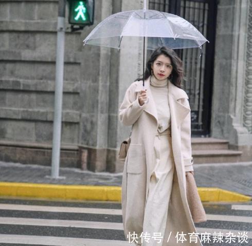 风衣@“见过世面的女人”从不在风衣里面穿裙子,看看三木你就知道了